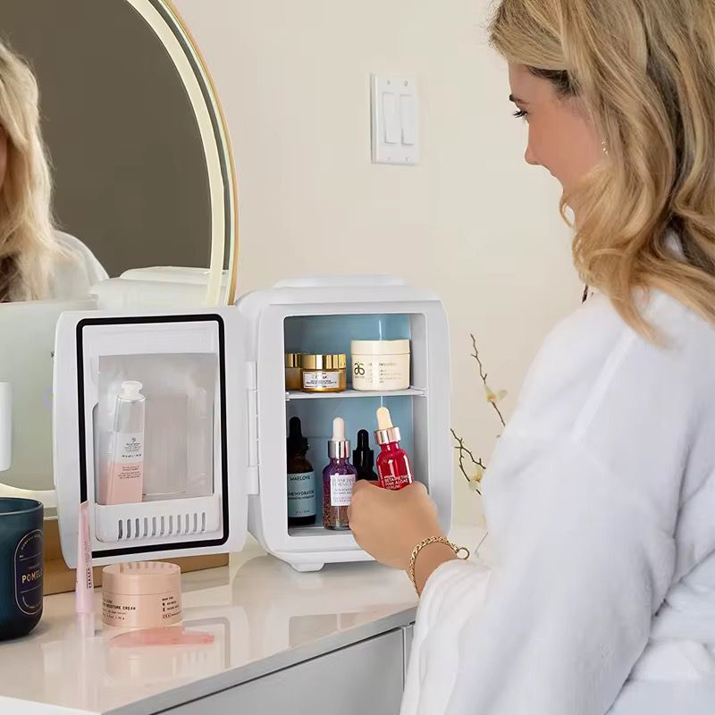 ✨ Mini Frigo Miroir LED – L’Indispensable Beauté & Confort